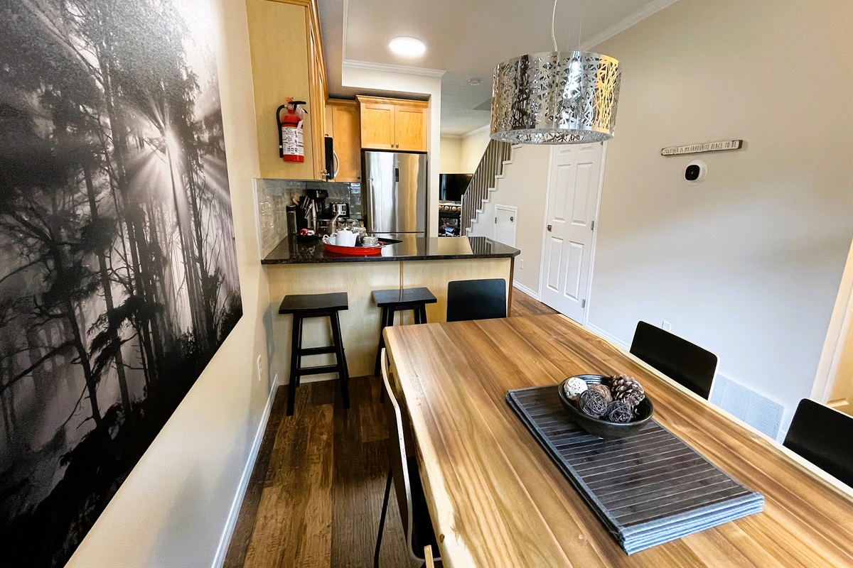 Dining area, seating for 6, adjacent to kitchen