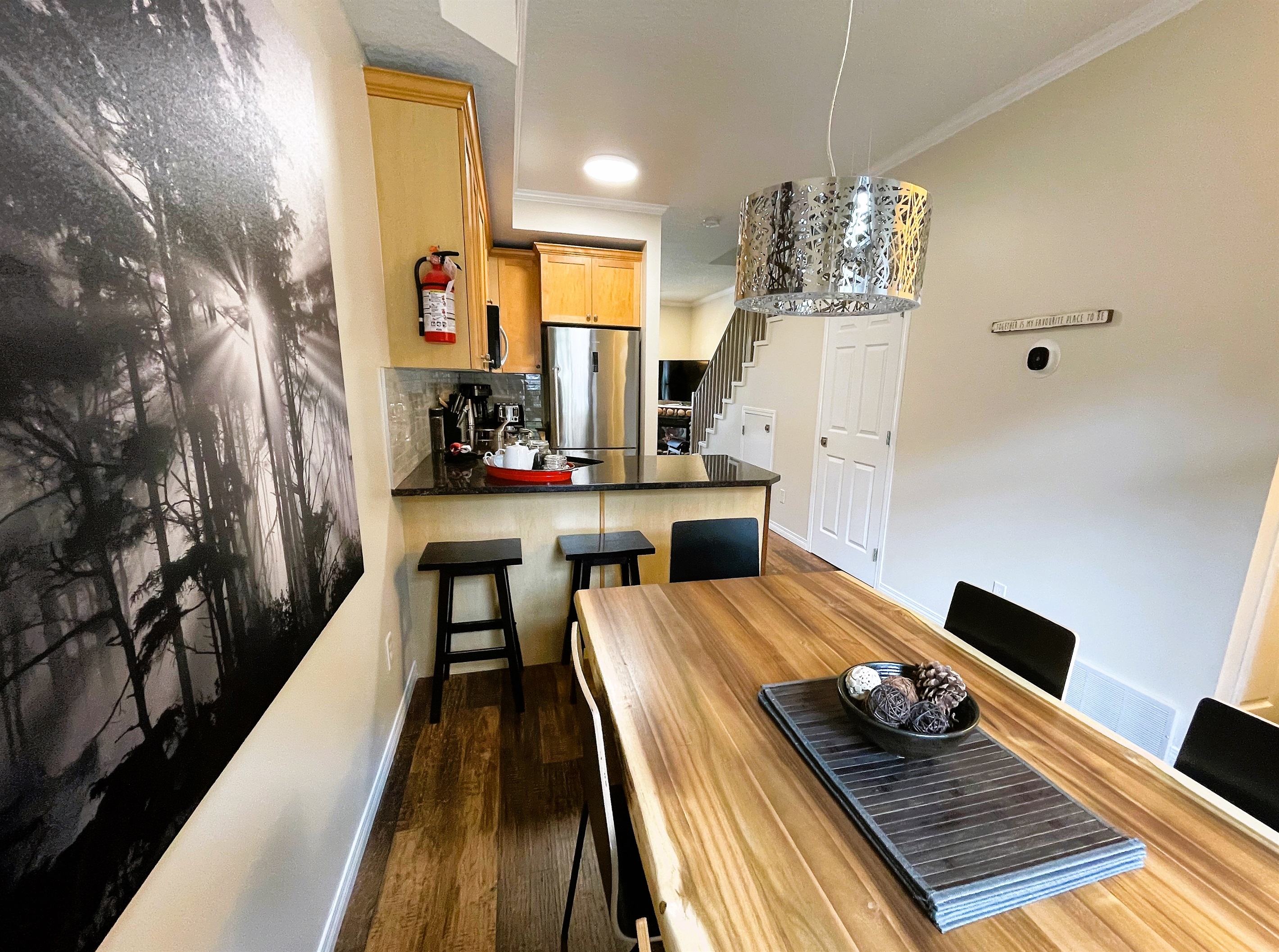 Dining area, seating for 6, adjacent to kitchen
