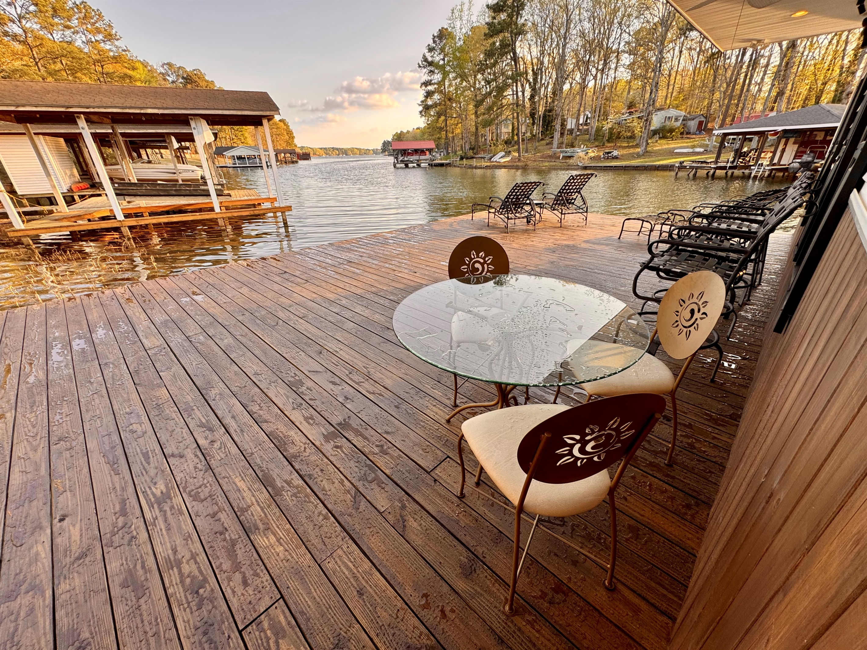 Coffee and breakfast area on the water