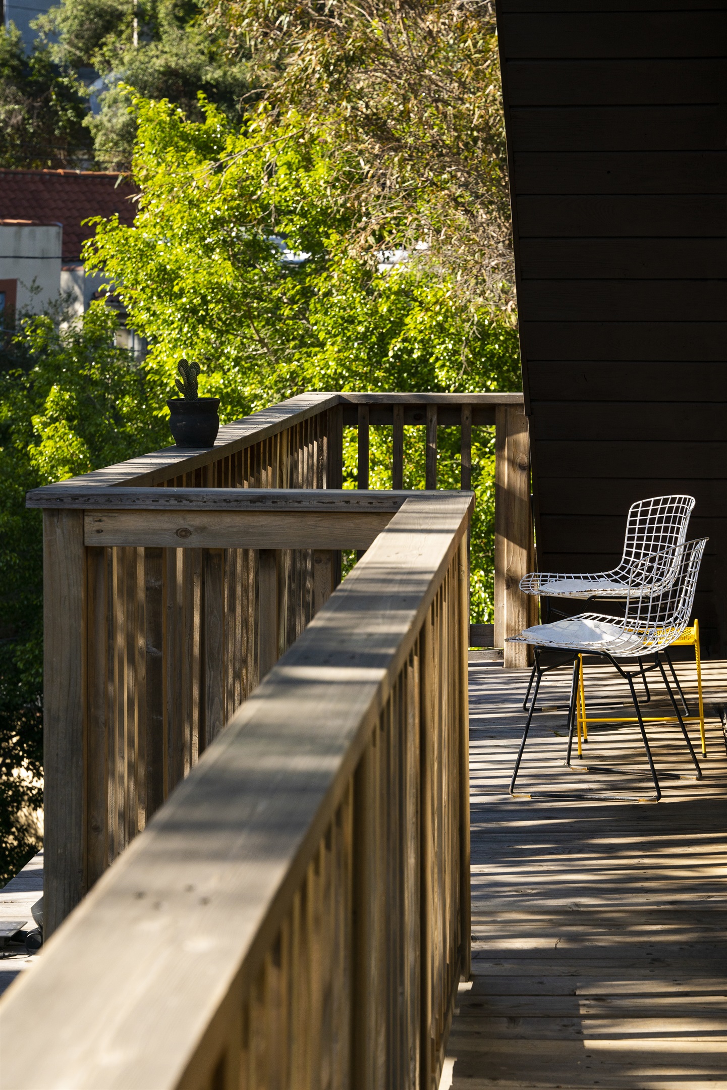 Scenic Outlook, Modern Comfort: Enjoy the Outdoors with a Nostalgic Twist"