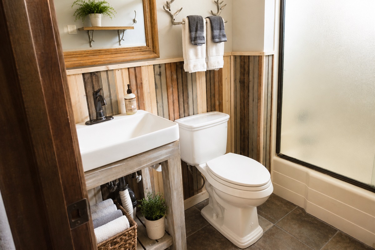 There are two full bathrooms in our cabin in North Lake Tahoe.  This one is downstairs and has a bathtub/shower combo,  It will have towels and linens for your use as well as basic toiletries.  