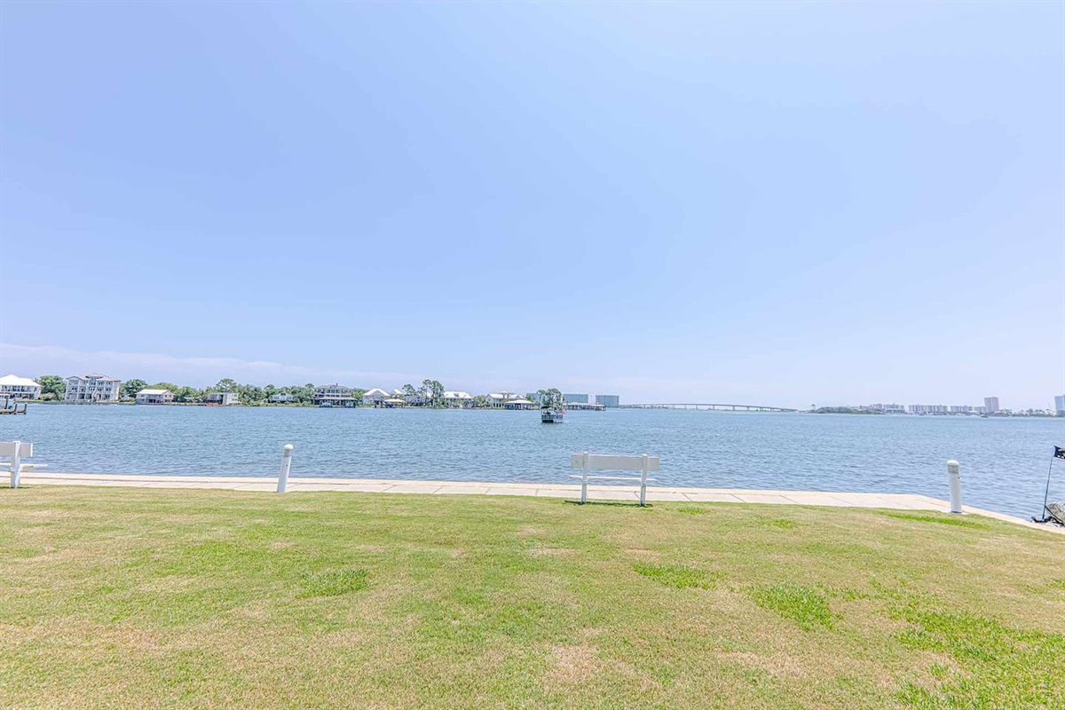 Waterfront Paradise: Breathtaking views and serene waters await from your waterfront retreat!