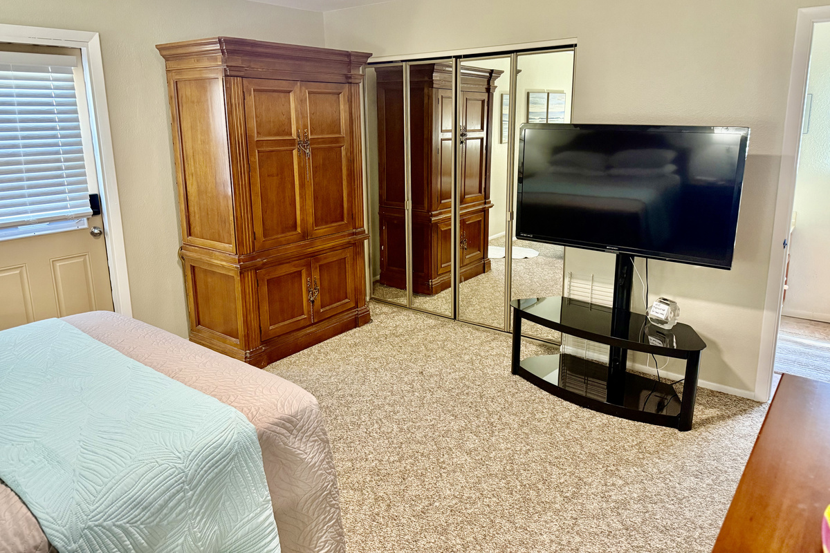 Queen bed bedroom #2 with en suite bathroom
High Tide