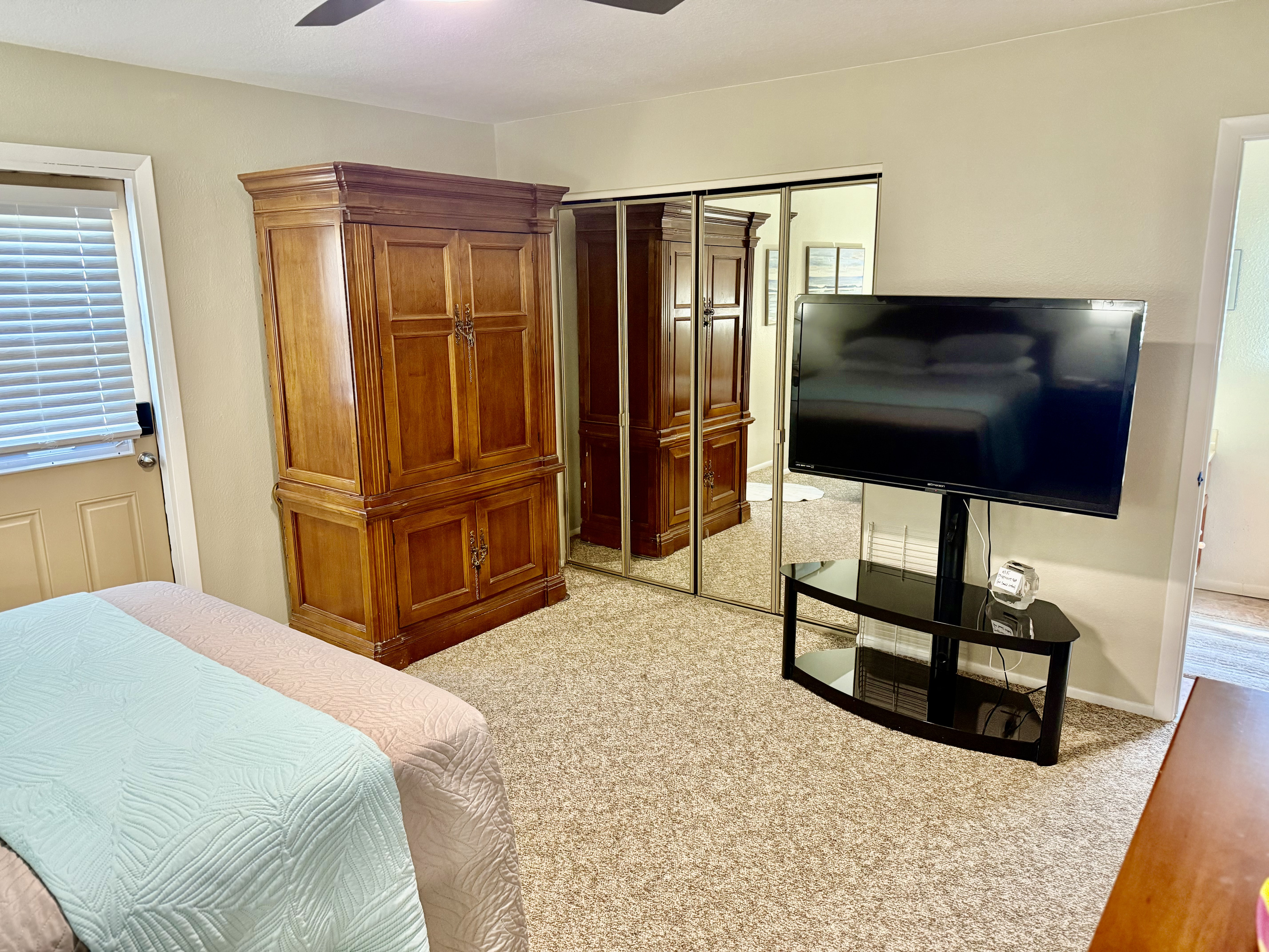 Queen bed bedroom #2 with en suite bathroom
High Tide