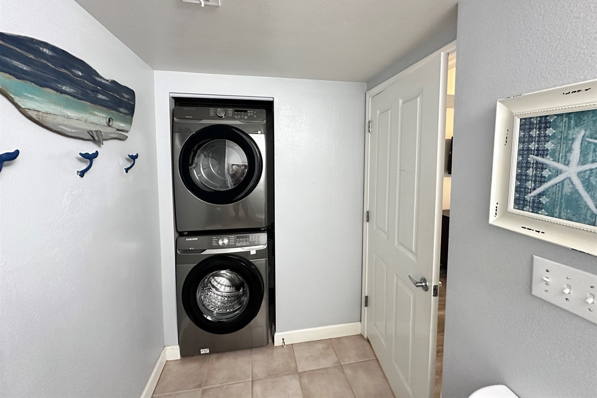 washer and dryer in the 2nd bathroom. 