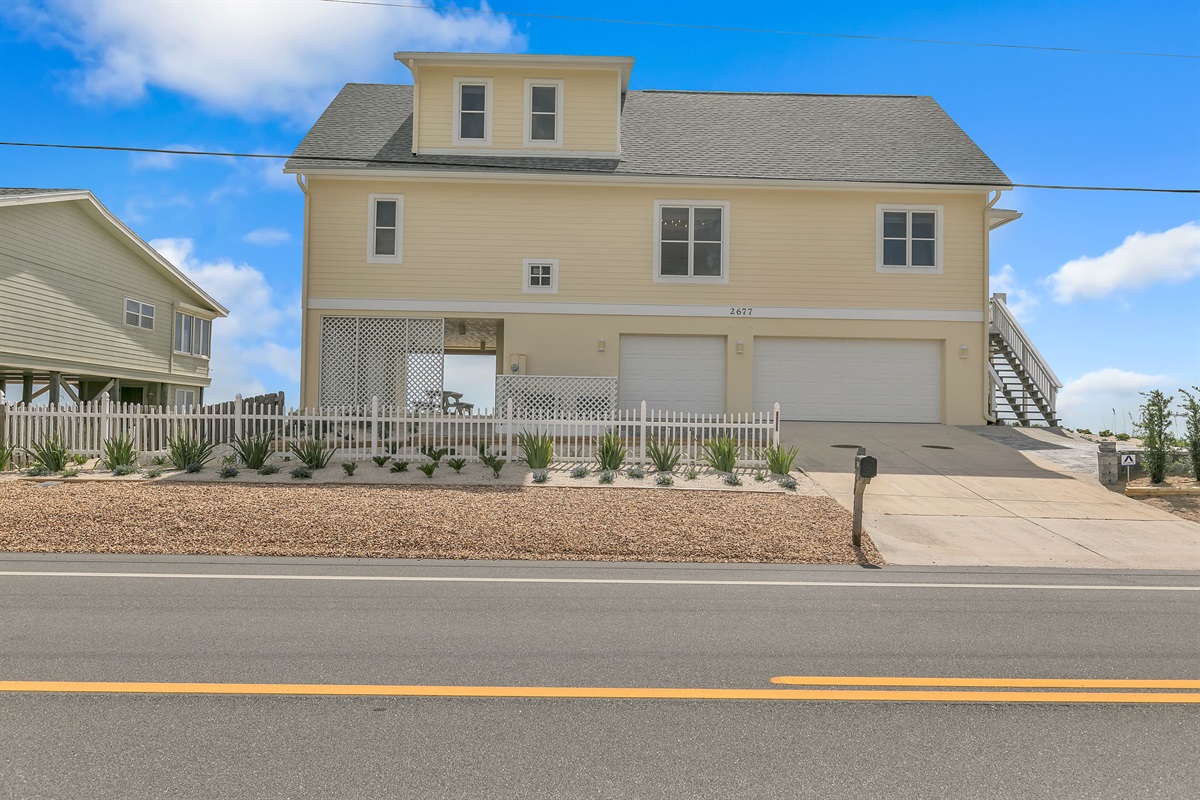 You can see parking to the right within the hedge, as well as along A1A