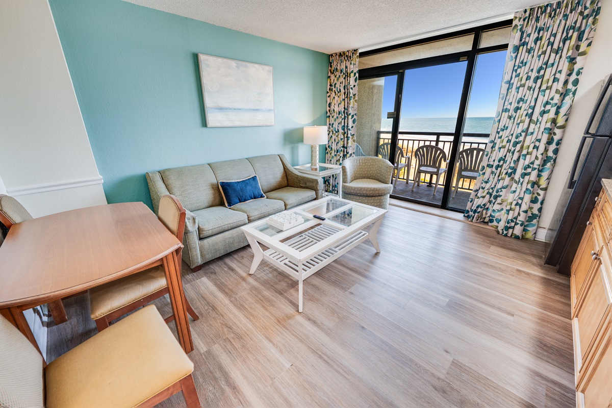 Living Room with Stunning Views🌊☀️