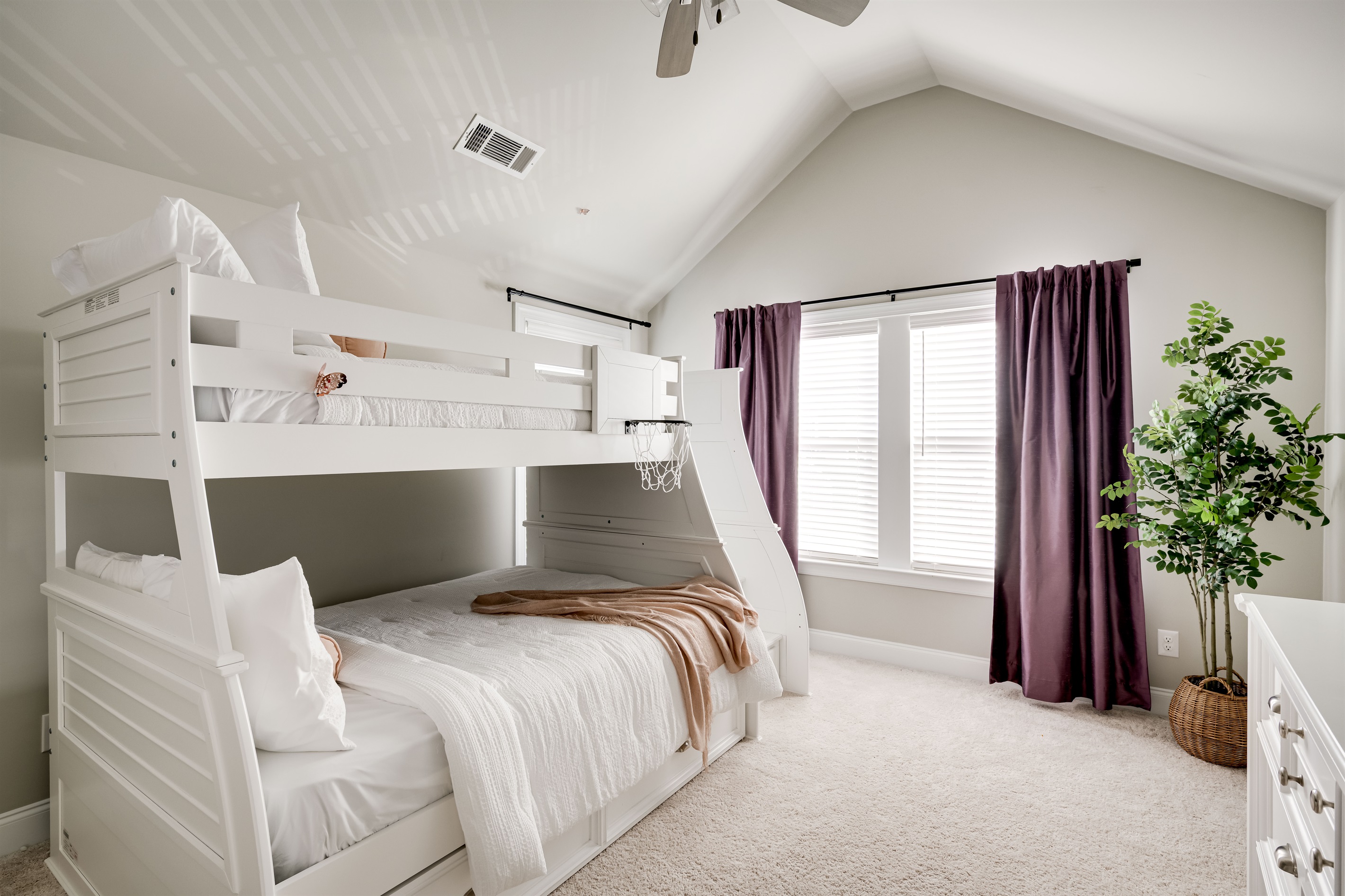 🎉 A comfy bunk room designed for relaxation and adventure.