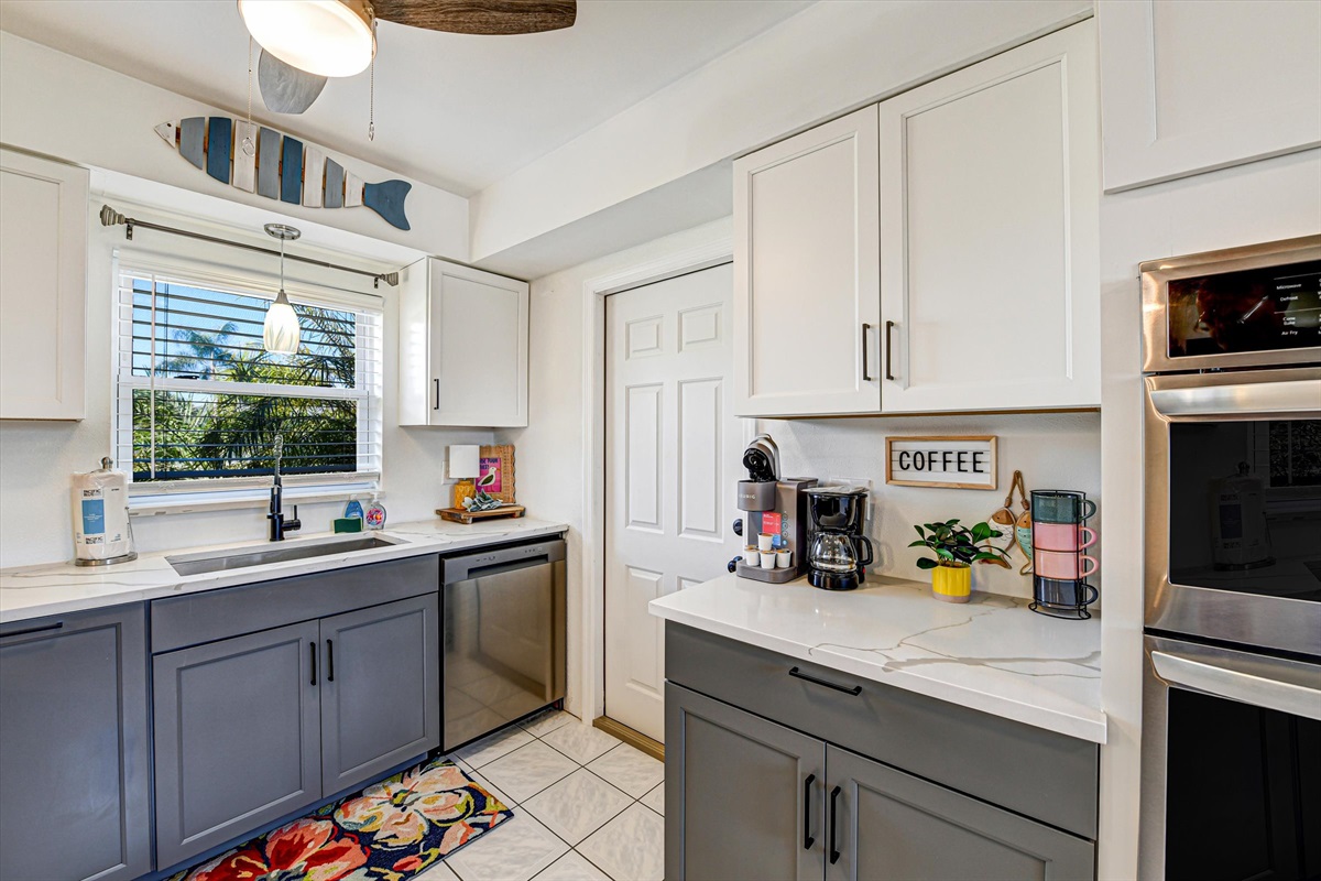 Kitchen, fully stocked with cooking/eating/drinking utensils
