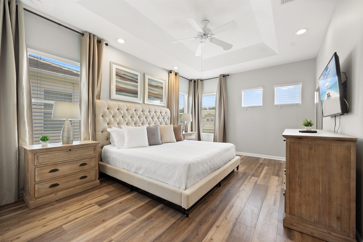 The villa has 5 bedrooms, all with attached bathroom. Four of those bedrooms are for adults because have a king or queen beds, and the last one is for kids, with a bunk bed with trundle.