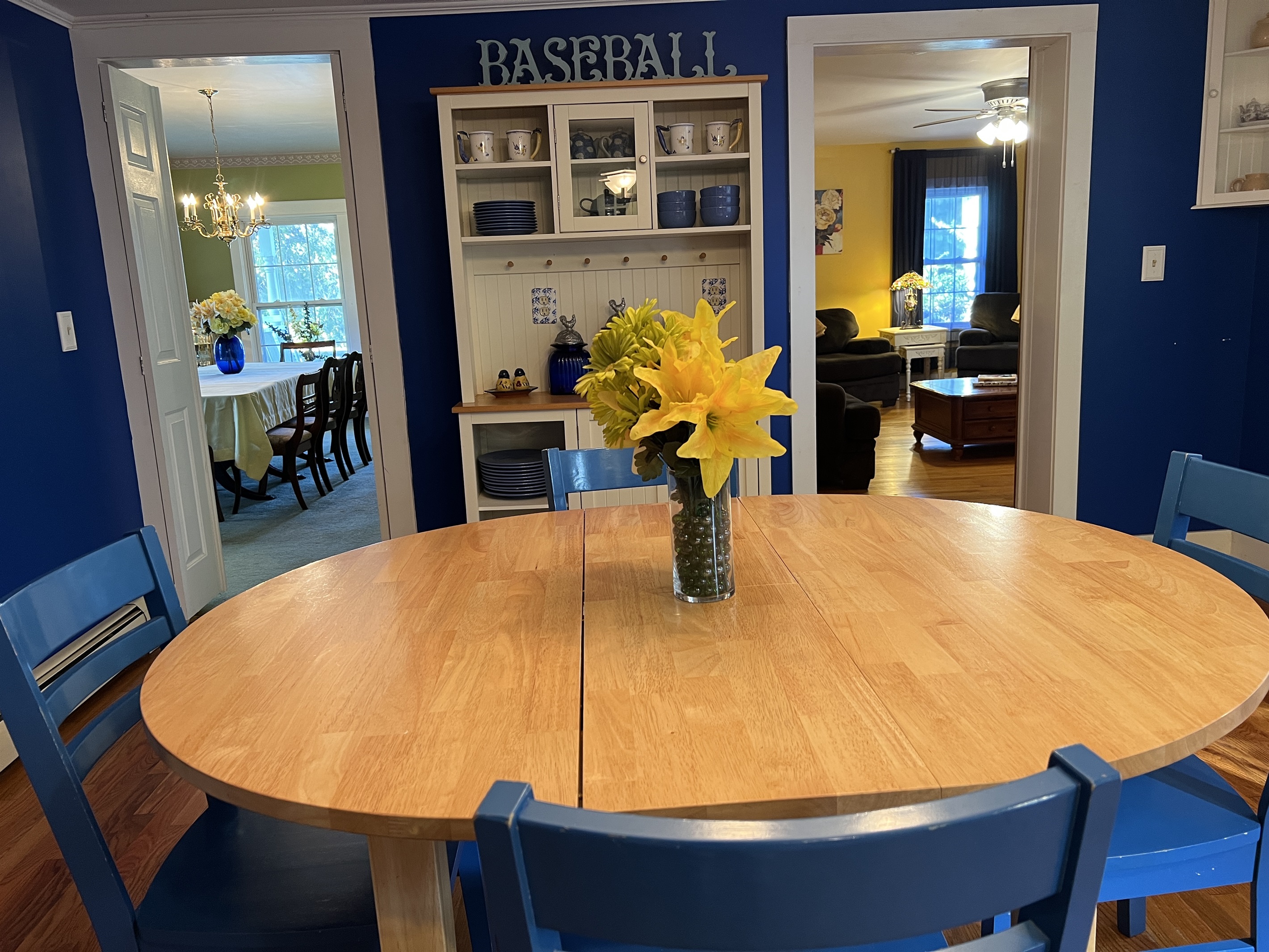 Dandelion kitchen table with seating for up to 6.