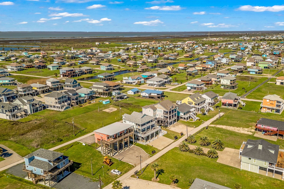 Costa Cristal Exterior: An aerial view reveals the beauty of the estate, highlighting spacious balconies, inviting outdoor areas, and its impressive coastal setting.