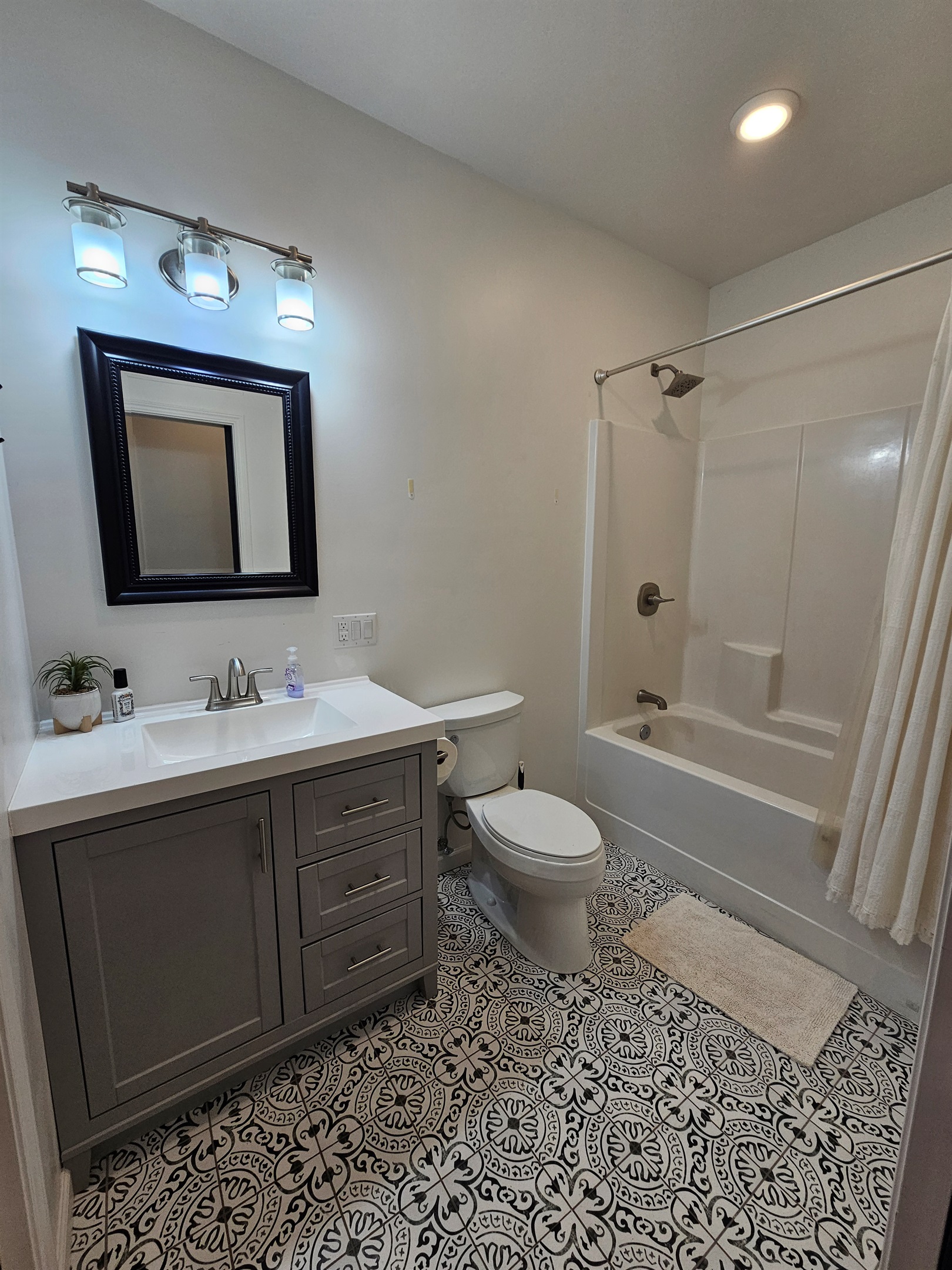 Full Bathroom that Adjoins Bedroom 1 and Hallway