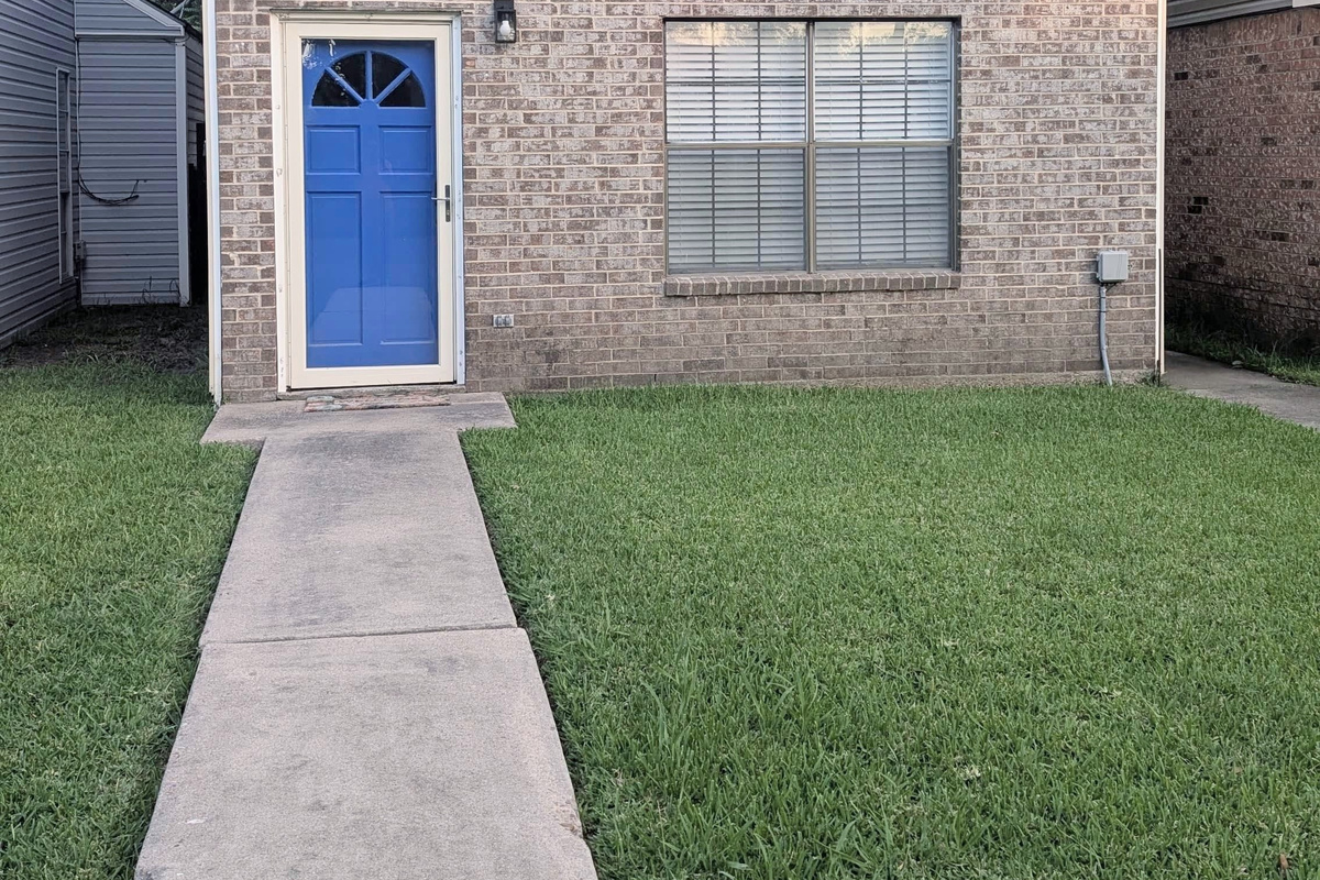 Enjoy a well-kept front exterior with simple, convenient access and a welcoming feel as you arrive at the home.
