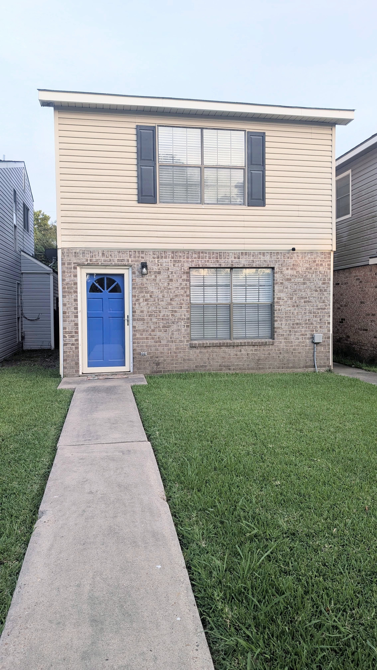 Enjoy a well-kept front exterior with simple, convenient access and a welcoming feel as you arrive at the home.