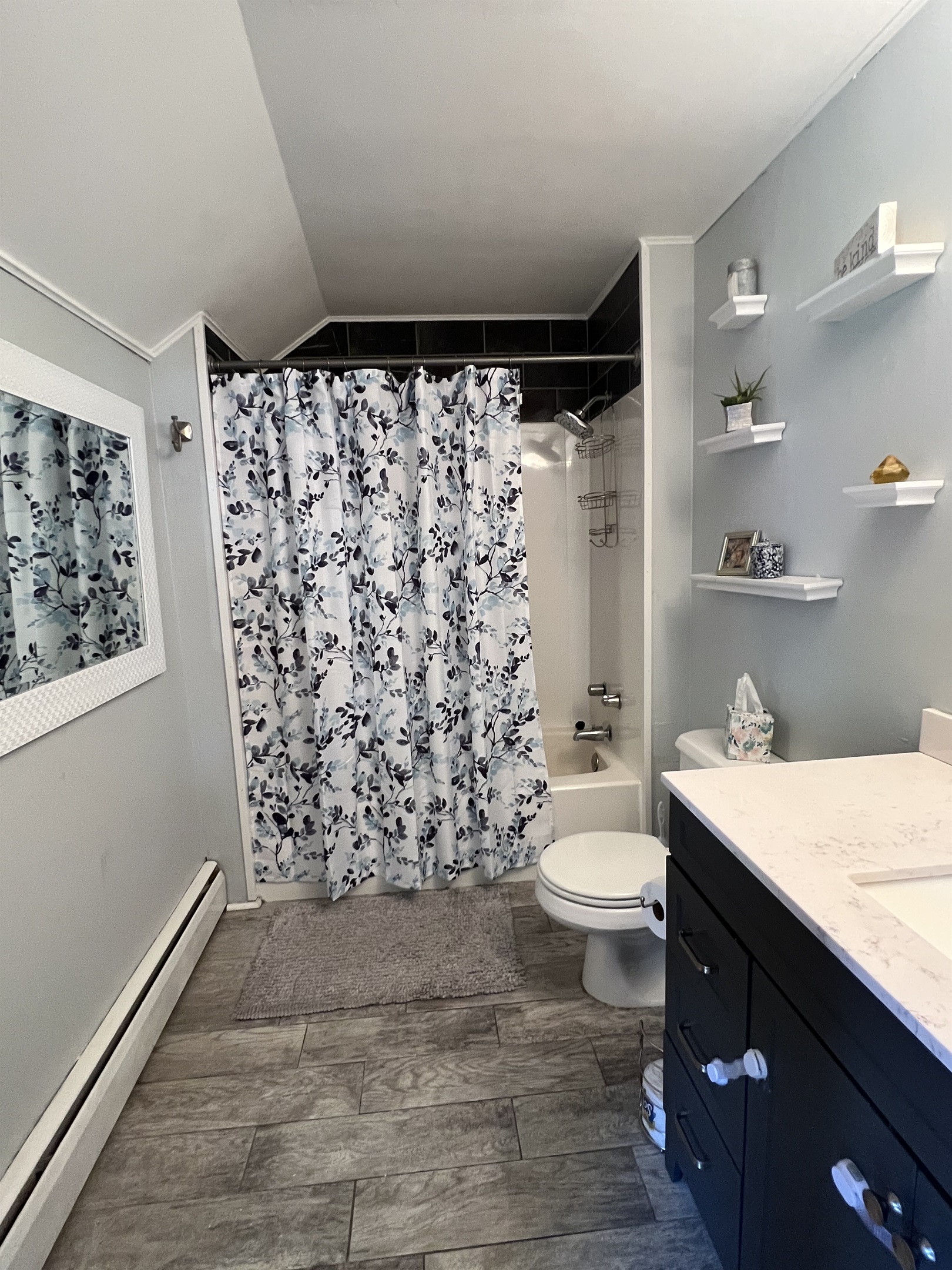 2nd floor bath w/ tub/shower
