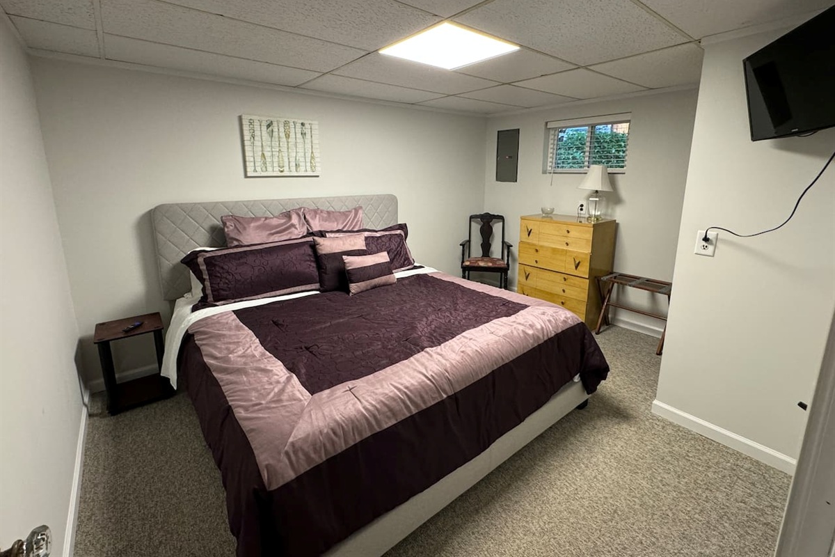 Master Bedroom w/TV and Roku provided. 