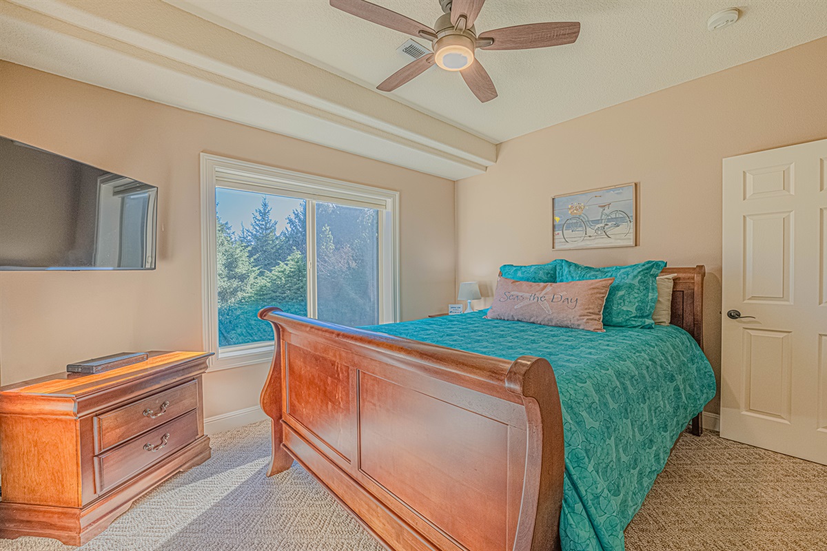 3rd bedroom w/50" TV, custom made duvet cover & 750 thread count Egyptian cotton sheets 