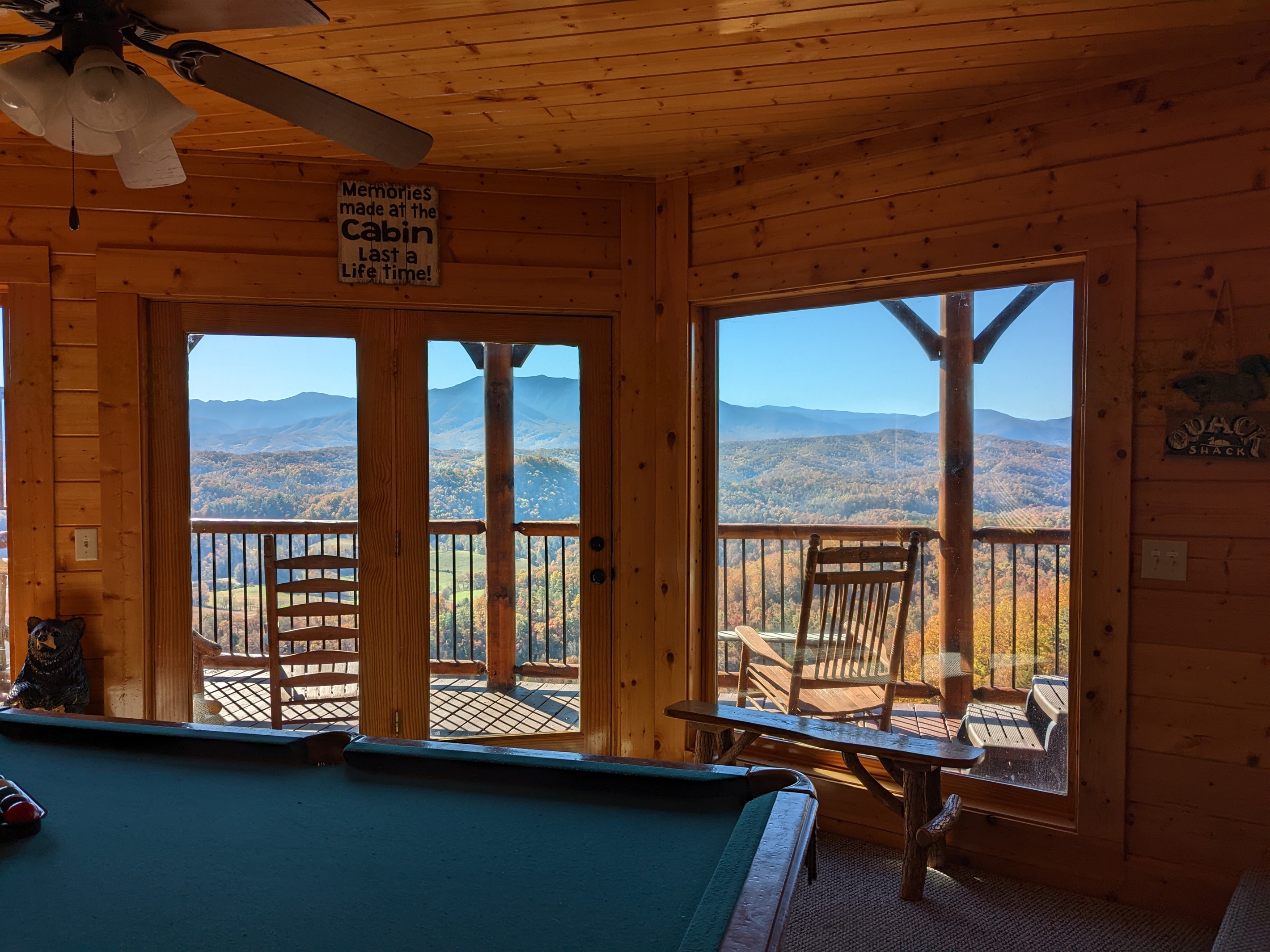 Breathtaking View, Free Wi-Fi, custom cabinets, private deck, 2 king suites 4