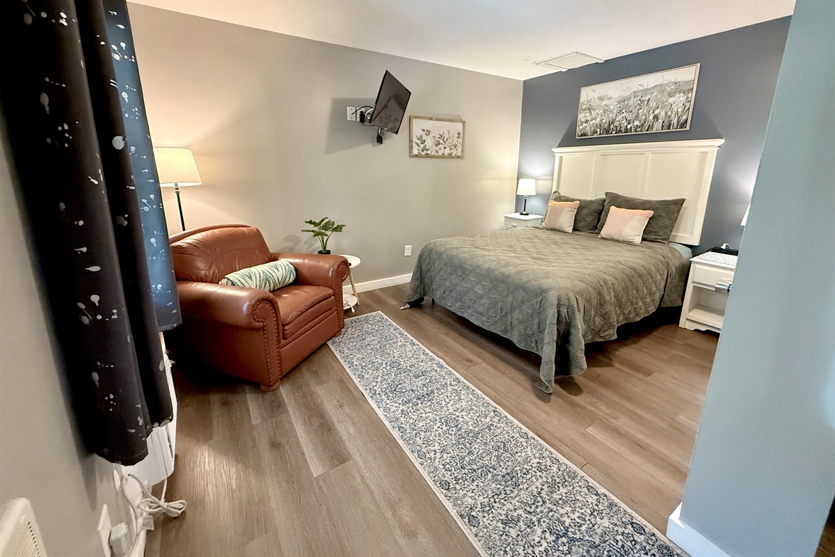 Second bedroom with a queen bed 