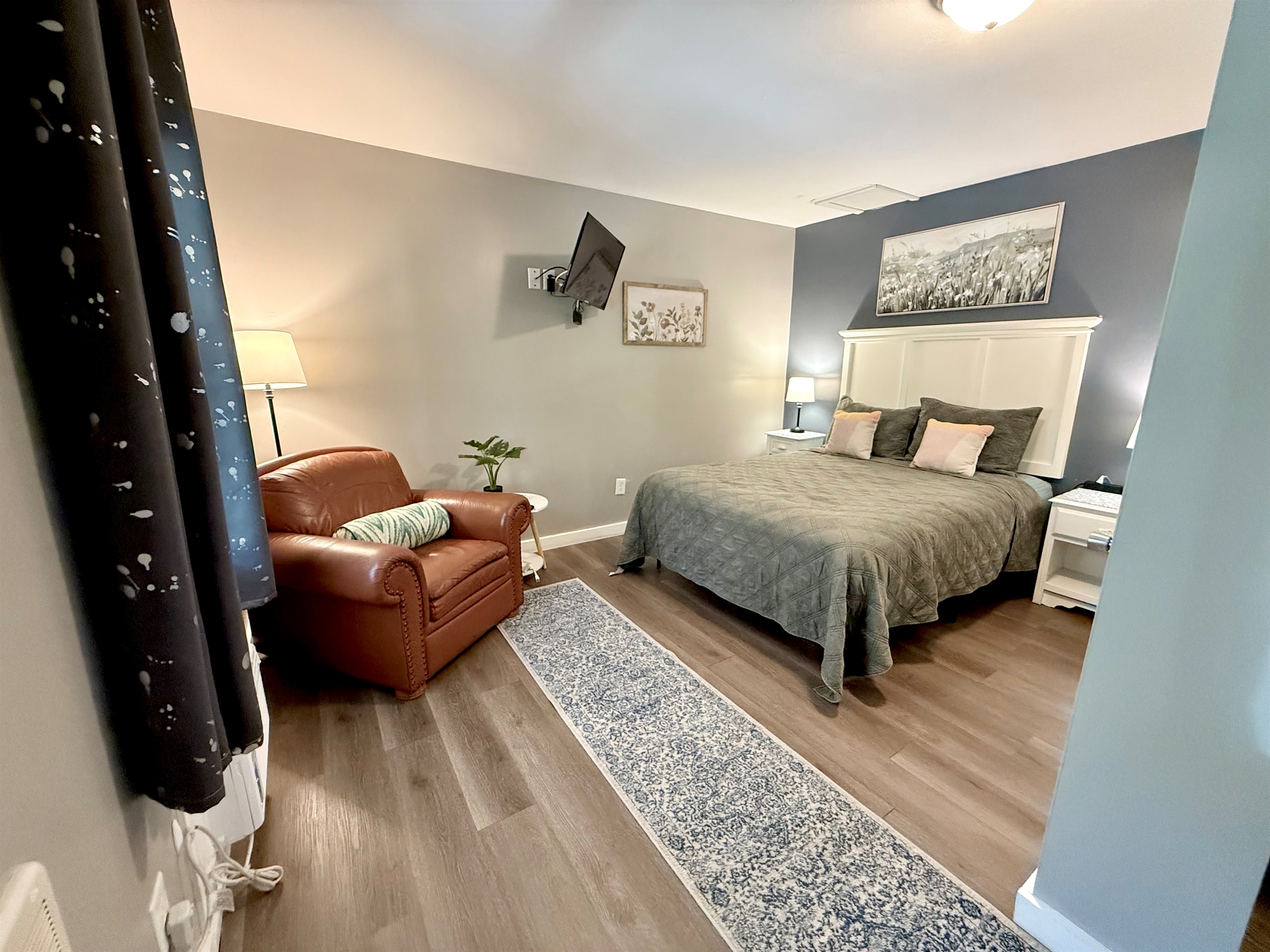 Second bedroom with a queen bed 