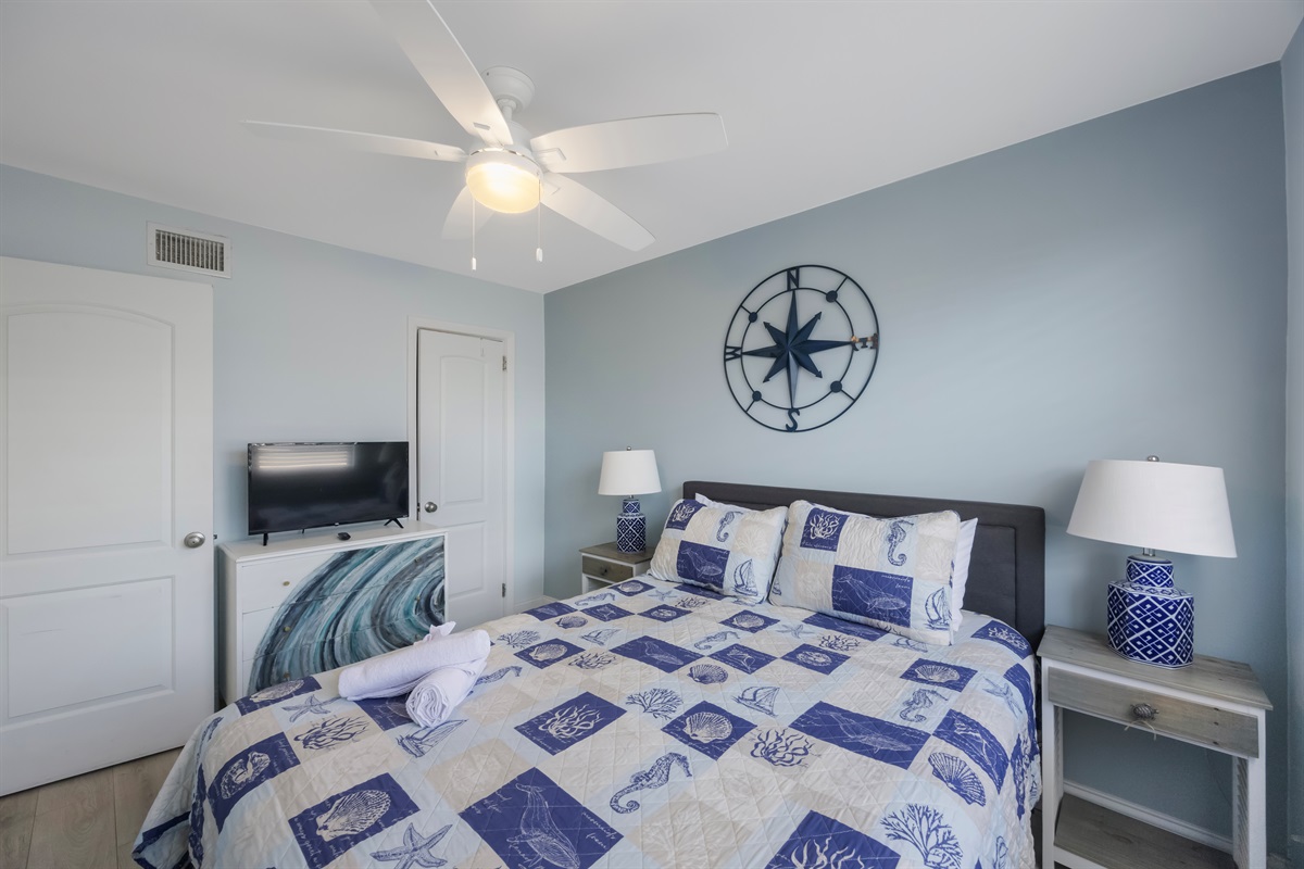 Primary bedroom, Queen sized bed, smart TV