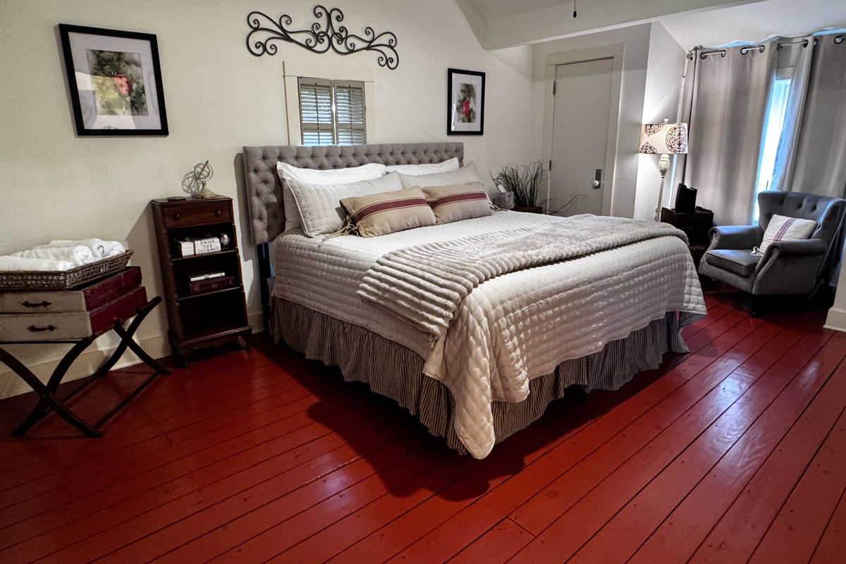 King bed with private en suite bathroom