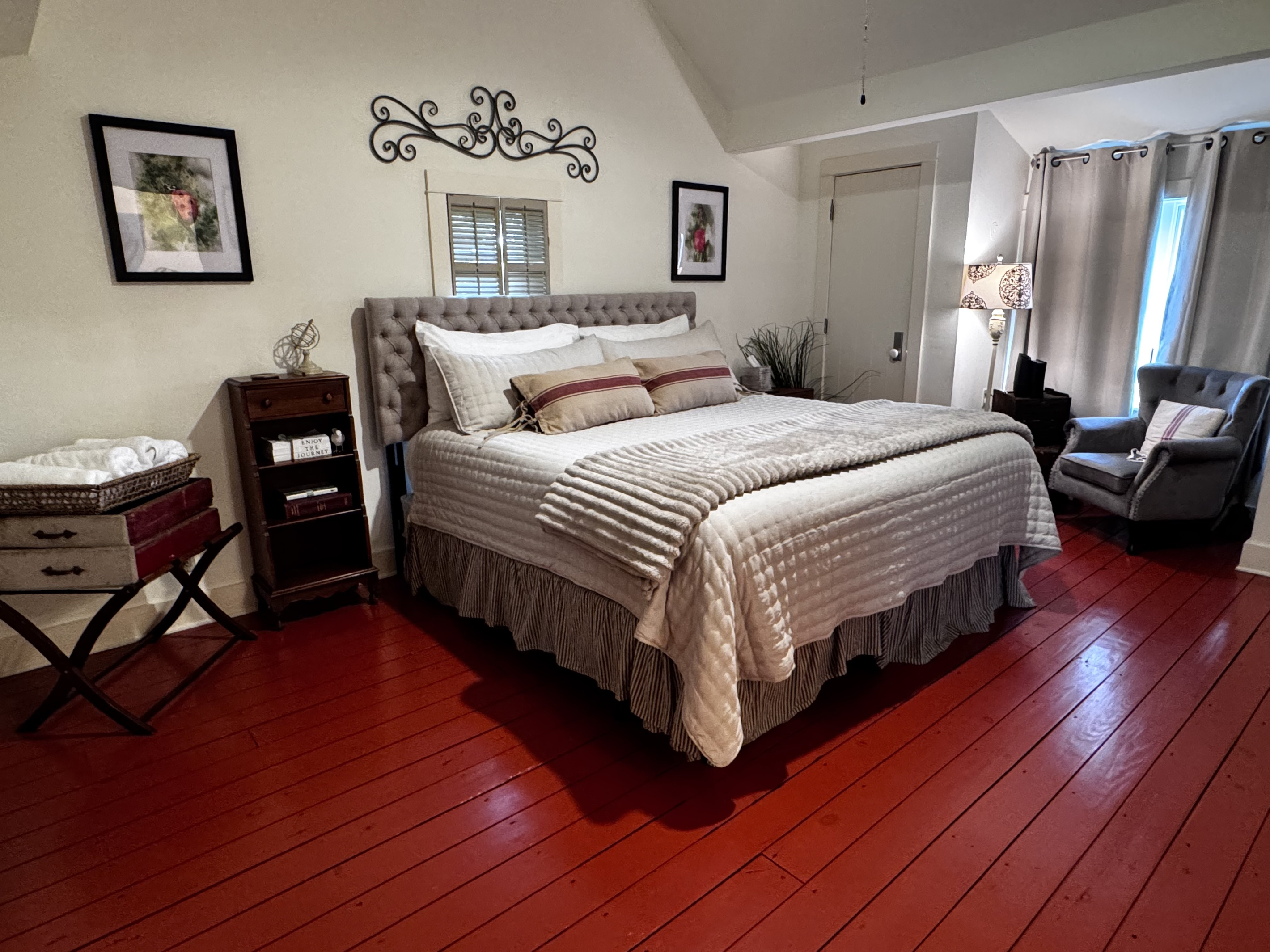 King bed with private en suite bathroom
