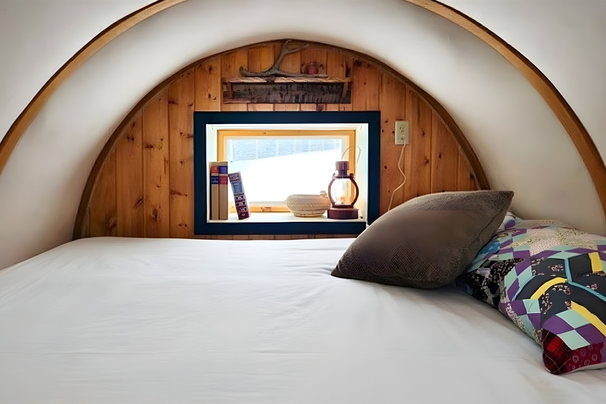 Cozy glamping for 1–2 guests.