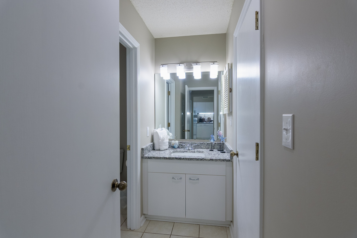 2nd bathroom with tub/shower combo
