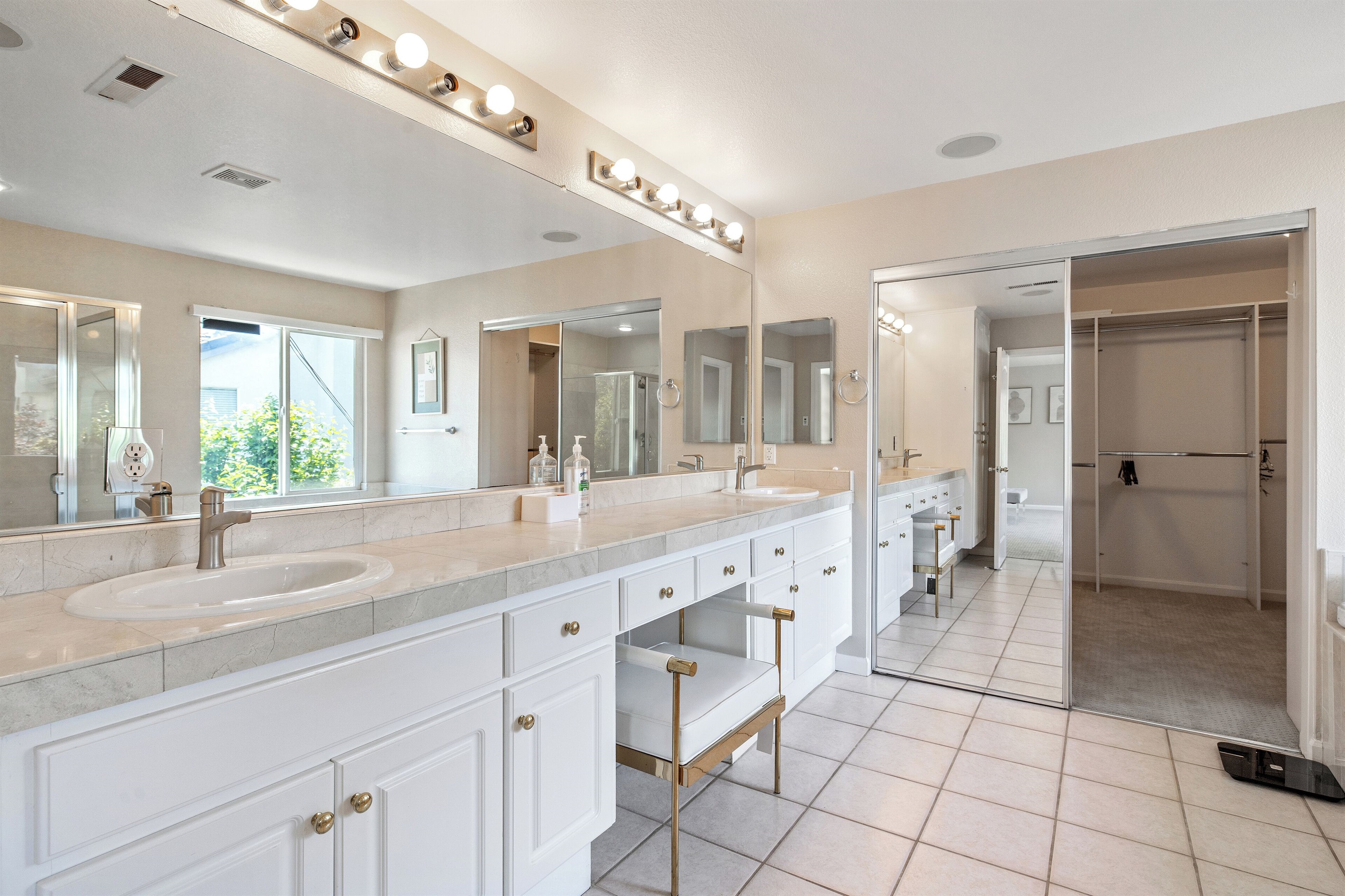 Spacious ensuite Master bathroom