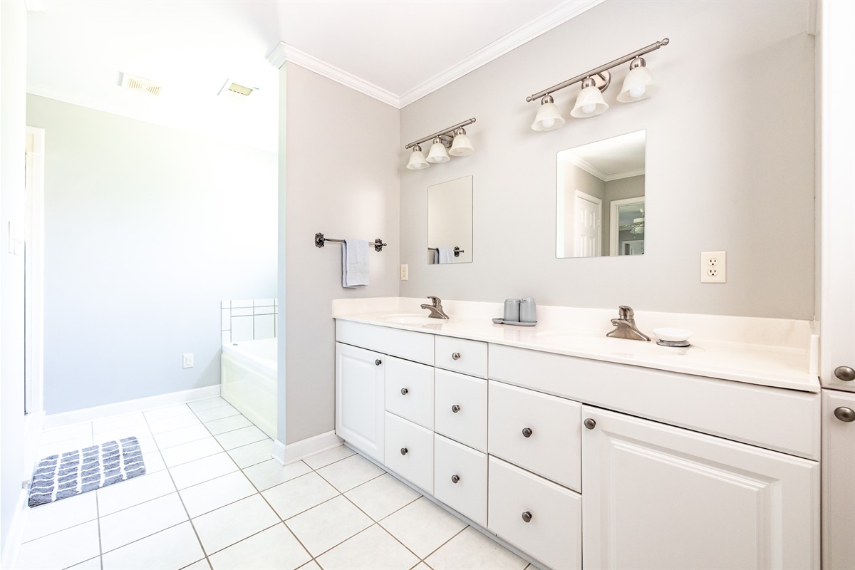 En Suite Bathroom w/ Double Vanity, Jetted Tub, Walk-in Shower