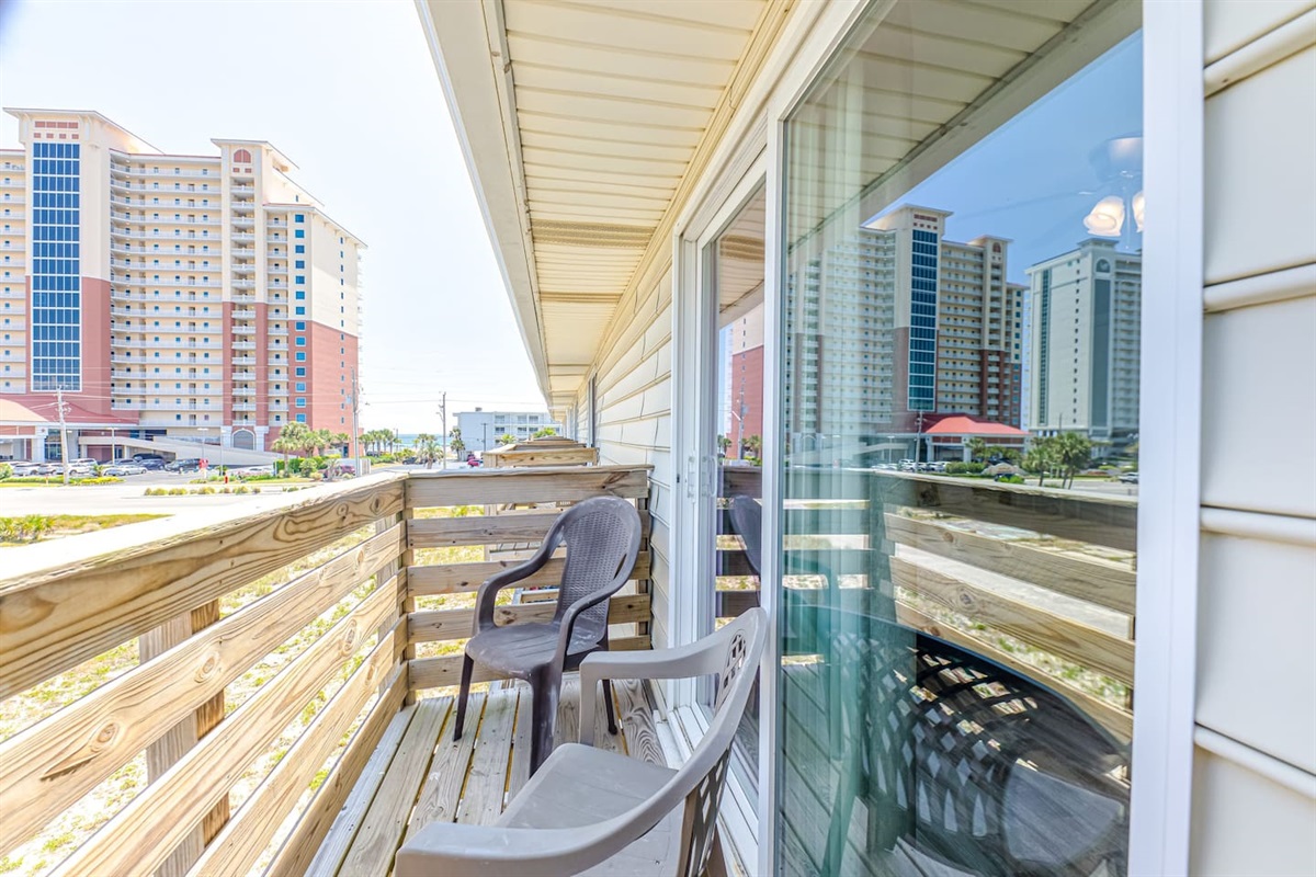 Balcony Retreat: Enjoy morning coffee with a vibrant view in Gulf Shores!