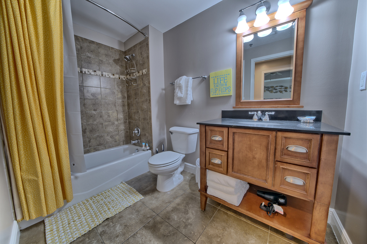 Full En-Suite Bathroom 3 (Guest Suite)