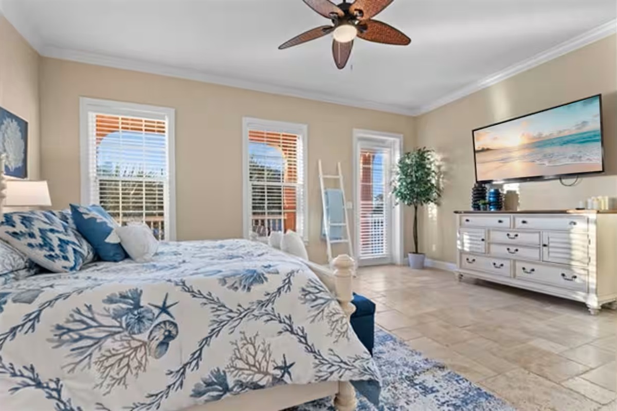 Wake up to coastal calm in this bright, spacious primary suite 🌊
Relax in a plush king bed, stream your favorites on the smart TV, and let the morning light set the tone for a perfect beach day.
