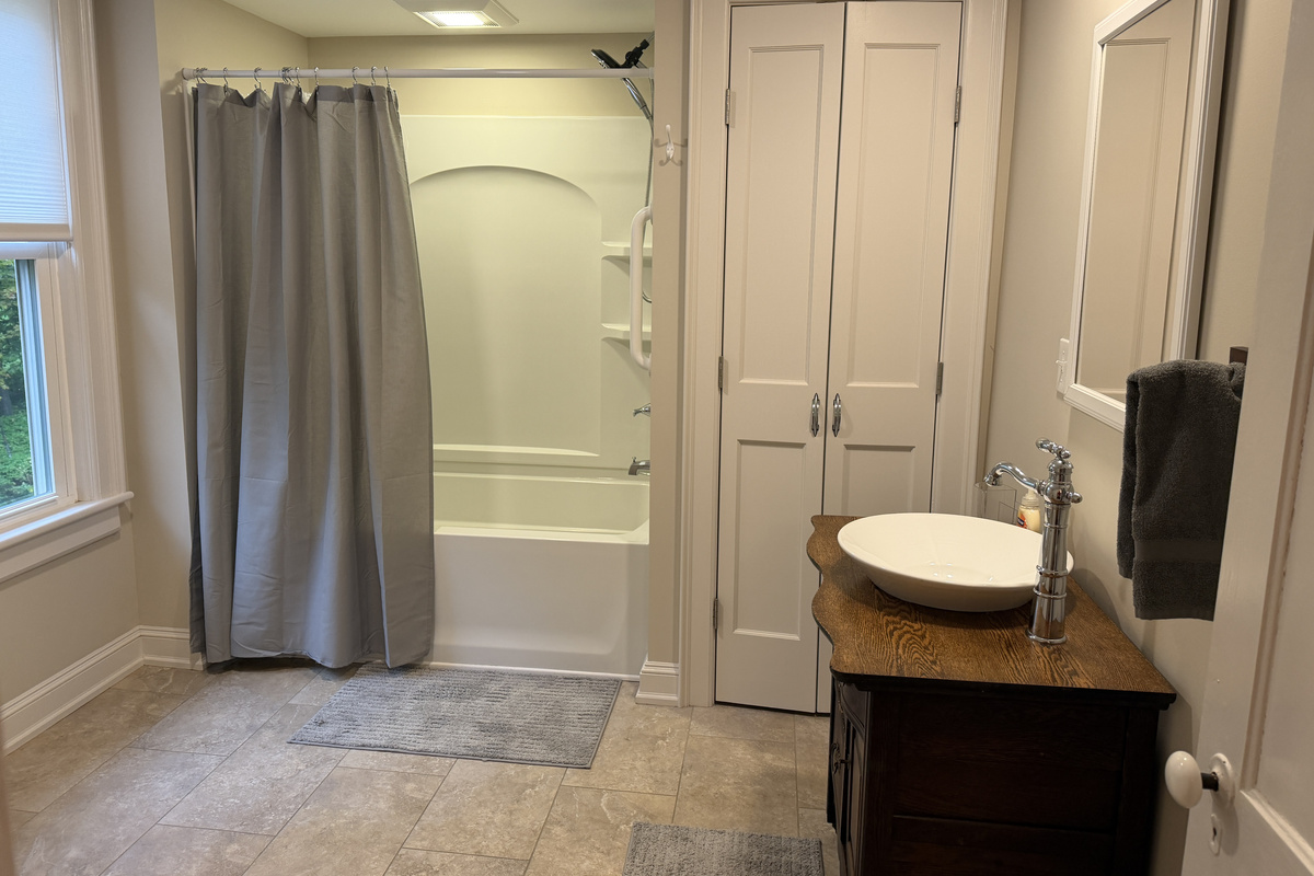 2nd floor bathroom with tub/shower