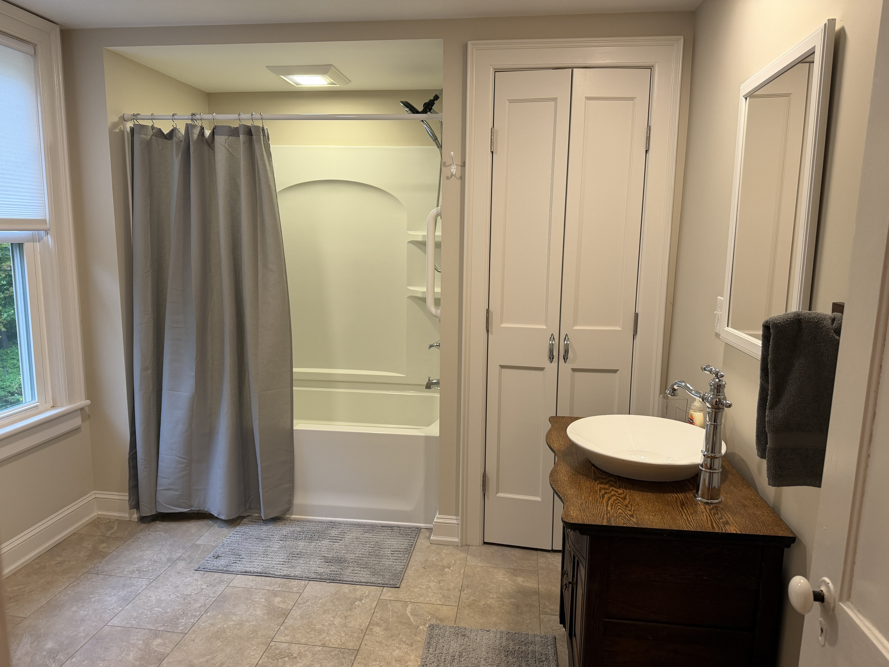 2nd floor bathroom with tub/shower