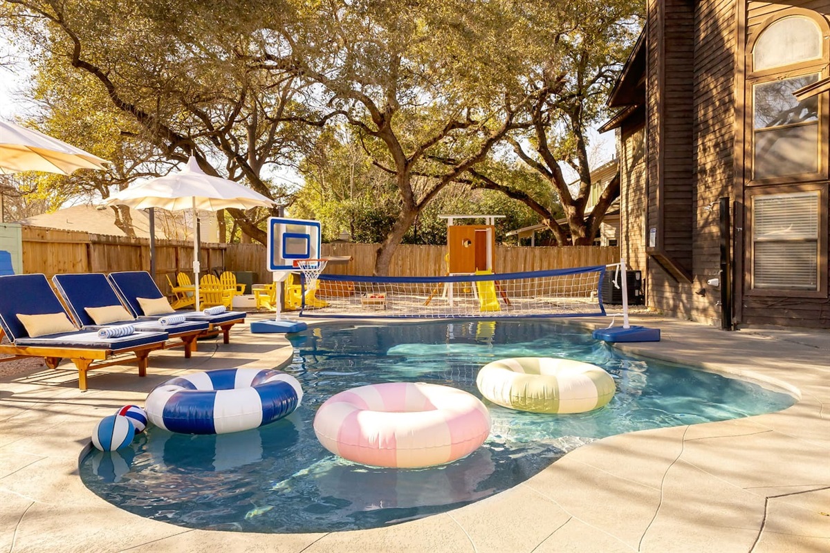 Sun’s out, fun’s out   
Lounge poolside, shoot hoops, spike it over the net—or just float your worries away. Your private backyard resort awaits. 