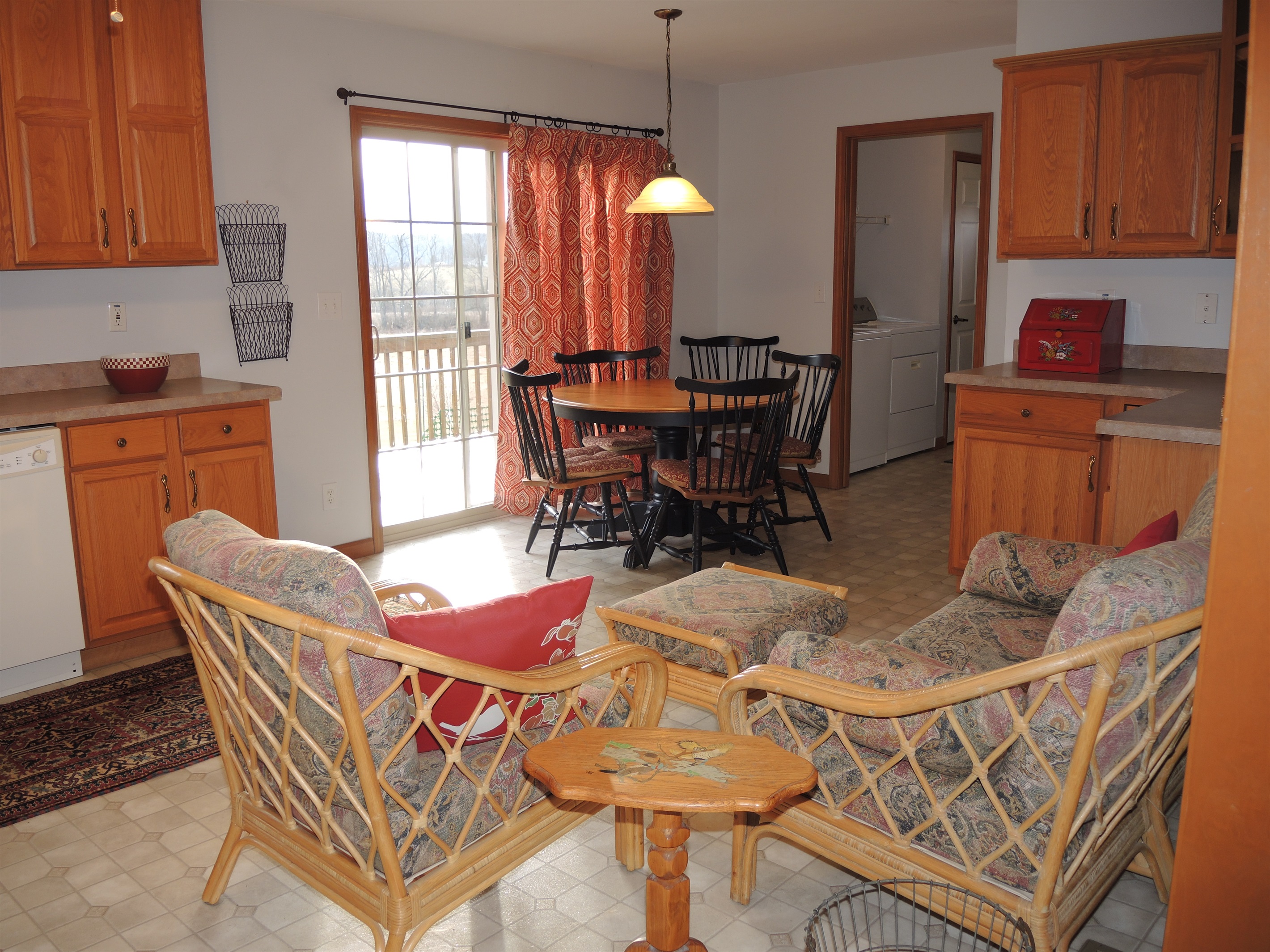 Seating area in kitchen - keep the cook company!