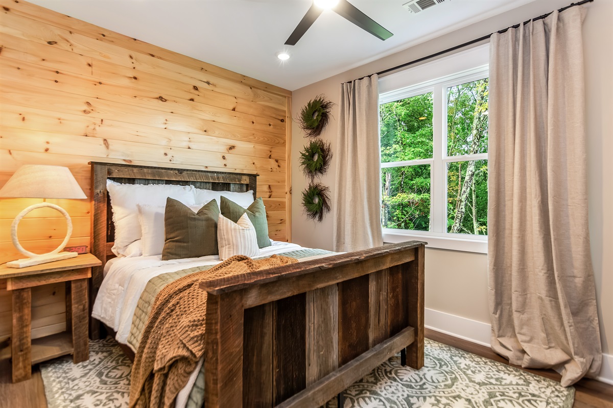 Secondary bedroom - queen bed