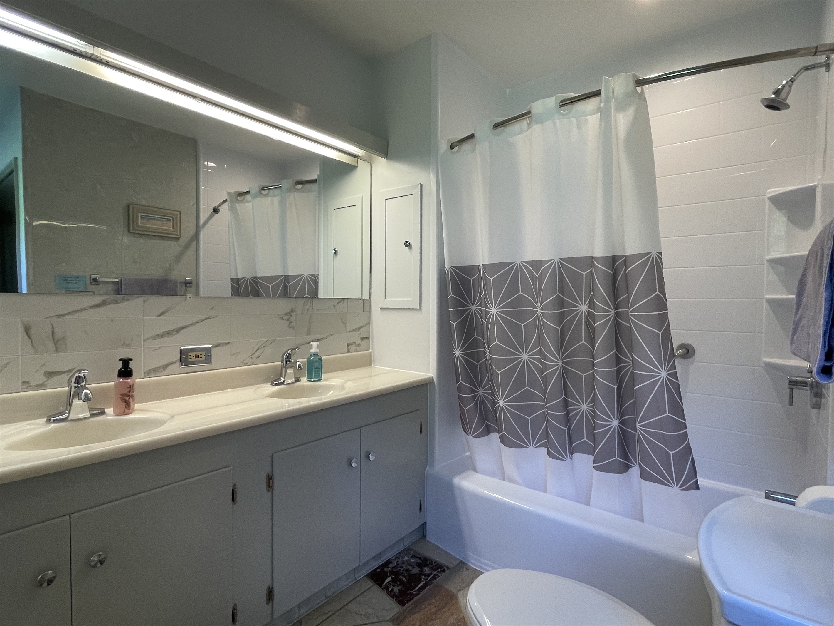 1st floor ensuite with tub/shower