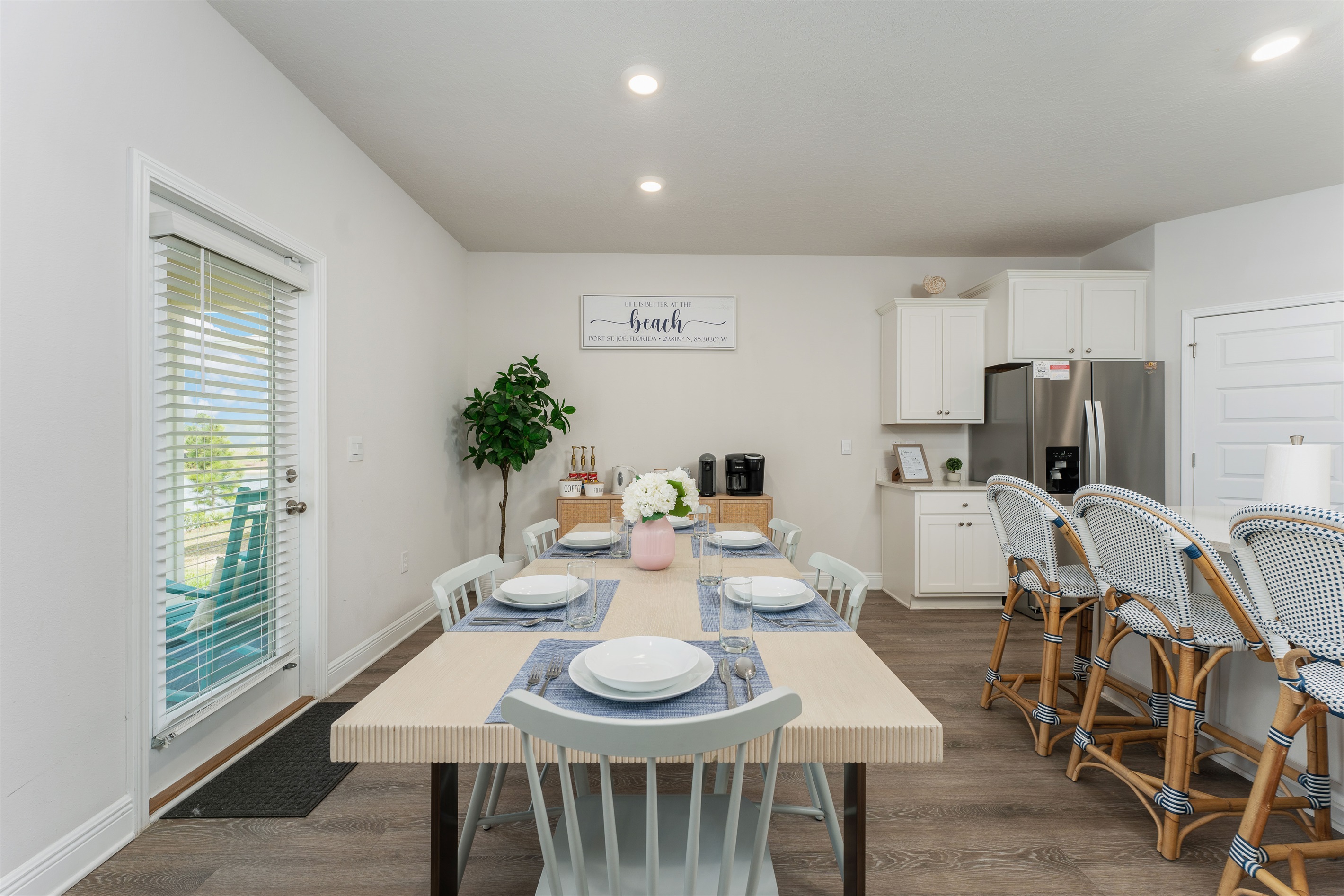 Enjoy Meals Together – Spacious Dining for 6 Beside Kitchen Island with 4 Chairs