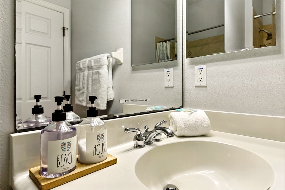 🧴✨ Fresh & beachy details everywhere—this bright vanity setup is stocked with hand soap, fluffy towels, and a clean mirror space so everyone can get ready with ease. 🪞🌊
