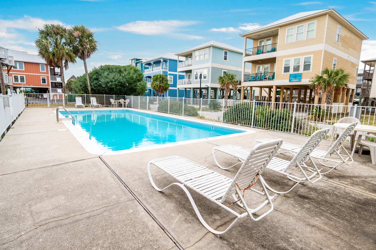 Tranquil poolside “Little Lagoon Haven”: Relax in a beachside neighborhood with modern charm.