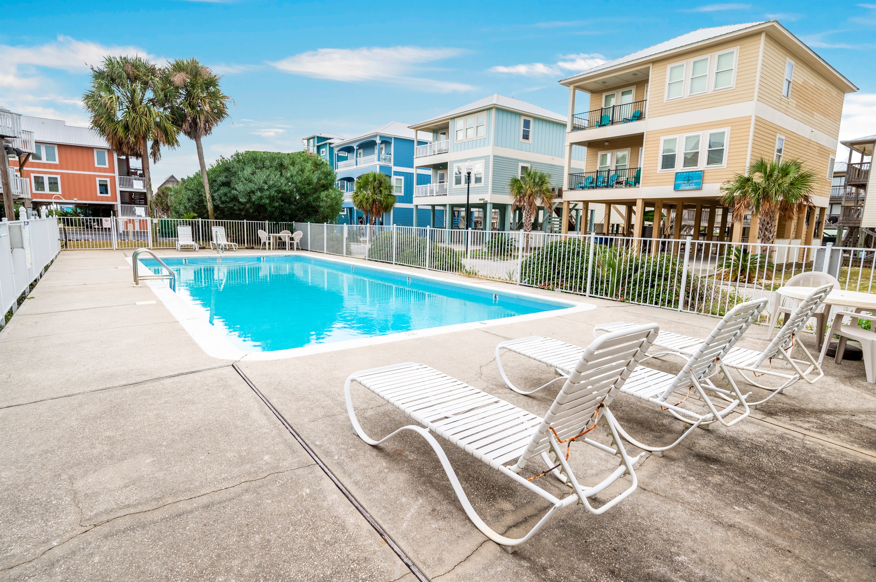 Tranquil poolside “Little Lagoon Haven”: Relax in a beachside neighborhood with modern charm.