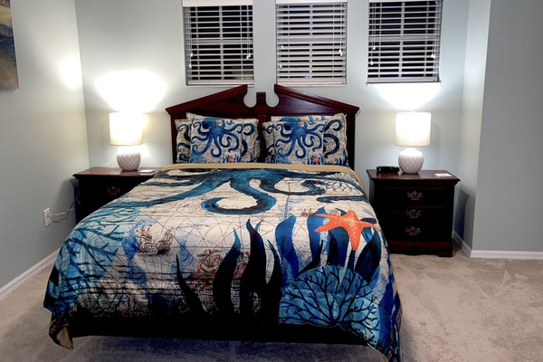 Queen Bedroom - soft comfy bed / tv, safe, can be an ensuite 