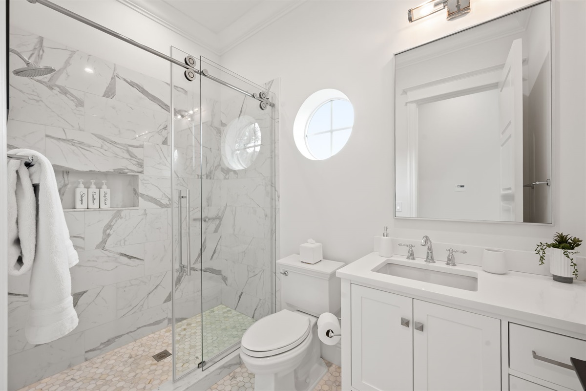 King suite full bathroom