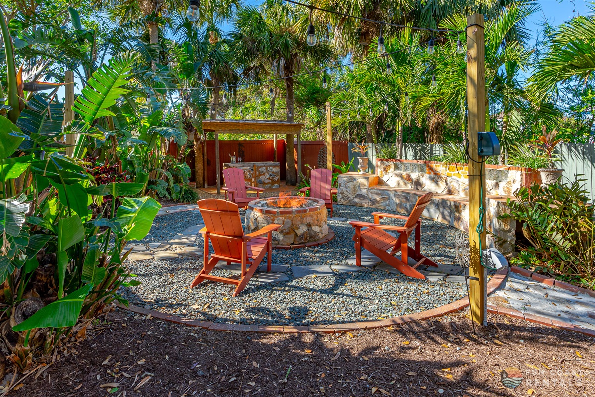 Fully fenced private string lit zen Backyard with wood fire pit and bar!
