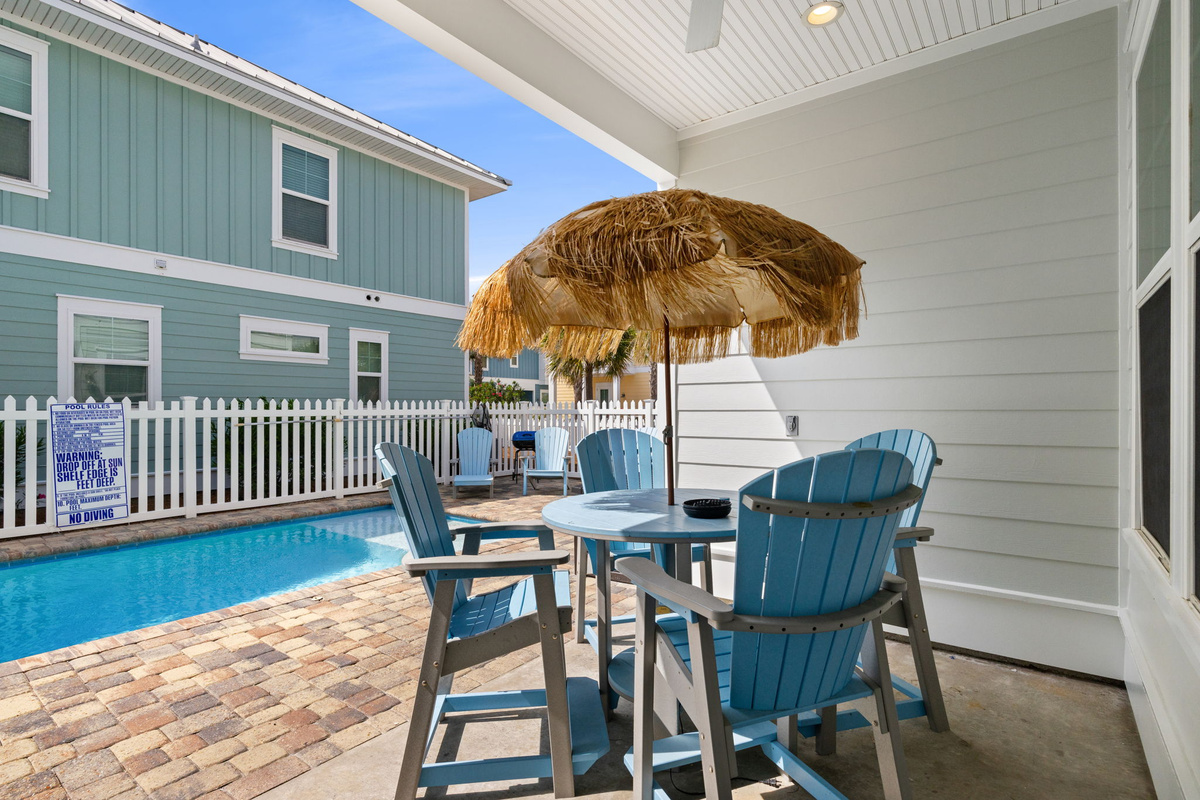 Outdoor dining area and fenced yard — perfect for relaxing evenings after the beach