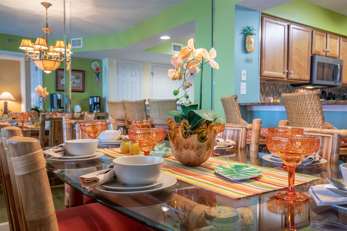 Dining area w/ seating for 6